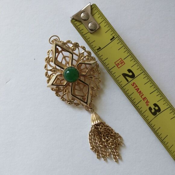 Sarah Coventry Peking Brooch Tassel Pin Filigree Gold Tone Green Glass Cabochon - Picture 2 of 16